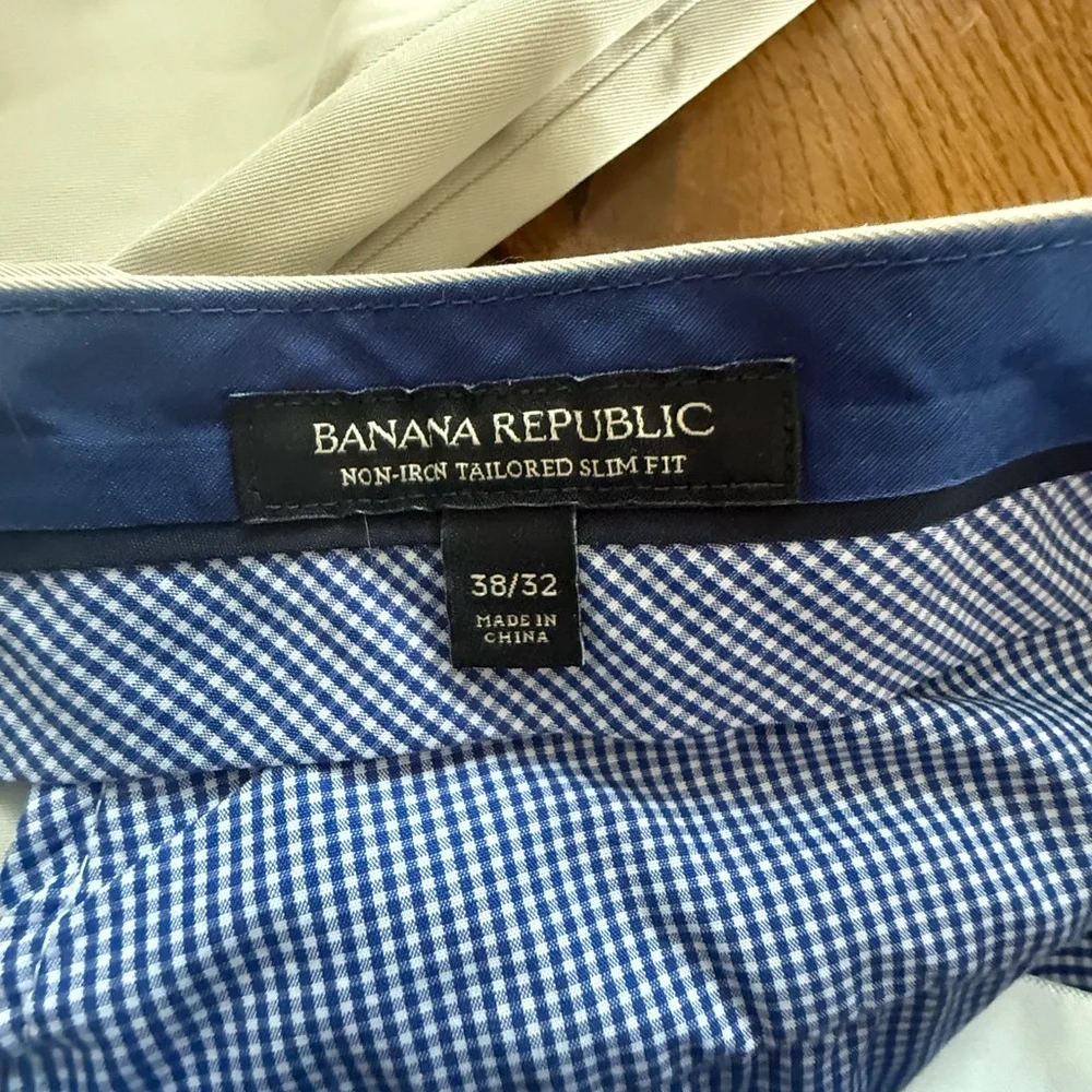 NWOT Banana Republic Tailored Slim Fit Pant. Khaki. 38/32